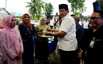 Gubernur Serahkan BPJS Ketenagakerjaan Bagi Pekerja Rentan di Mootilango